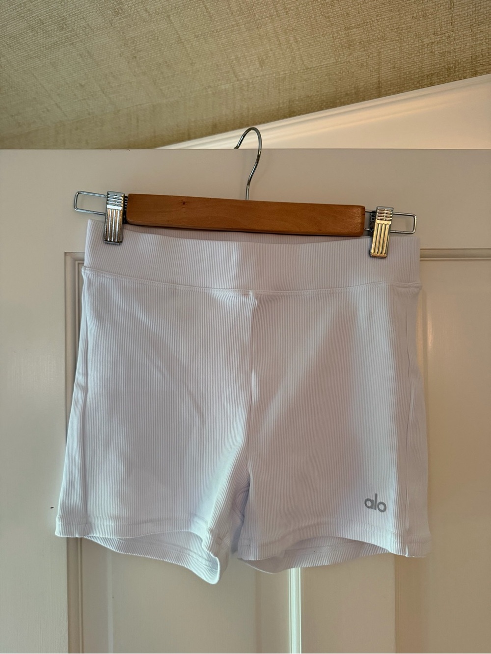 ALO Yoga - Goddess Ribbed High Waist Hot Short in White, Size Small